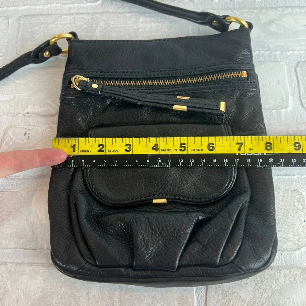 B. Makowsky Crossbody Bag Black Soft Leather Purse Gold Zipper‎ Magnet Pockets